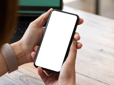 Üst Görünümlü Kadın boş ekranda oturuyor ve cep telefonunu taklit ediyor..