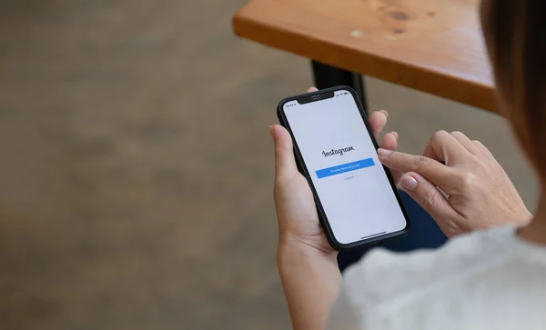 CHIANGMAI, Tajlandia - 26 września 2021: Nowy Apple iphone 12 z aplikacją Instagram na ekranie. Instagram to aplikacja do udostępniania zdjęć na smartfony — Zdjęcie stockowe