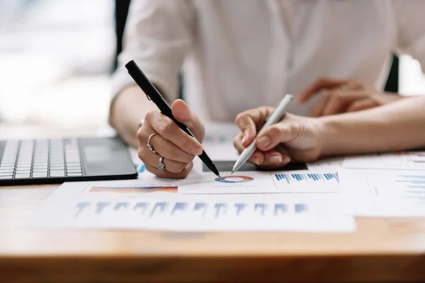 Business People Planning Strategie Analyse uit financieel document rapport, Office Concept. — Stockfoto