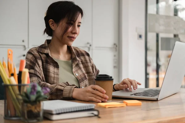 Foto cortada de mulher asiática trabalhando ou aprendendo no laptop indoors- curso educacional ou treinamento, seminário, educação conceito on-line — Fotografia de Stock