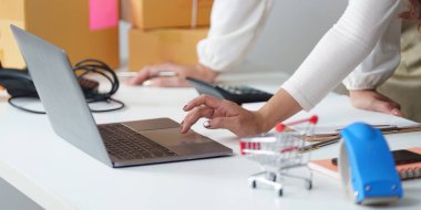 E-ticaret ortamında birlikte çalışan kadınlar, sipariş yönetimi ve ürün ambalajına odaklanıyorlar.