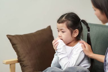 Bir anne hasta kızına huzur verir, rahat bir evde zor bir zamanda sevgi ve destek gösterir..