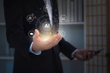 Bir işadamı, dijital yenilik ve entegrasyonun geleceğini temsil eden holografik simgelerle yapay zeka teknolojisi sergiliyor.