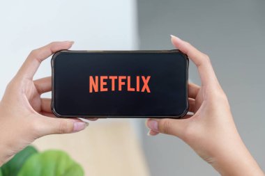 CHIANG MAI, THAILAND - 17 Ekim 2025: iPhone ekranında Netflix logosu. Netflix, televizyon bölümleri ve filmler için uluslararası bir abonelik hizmetidir..