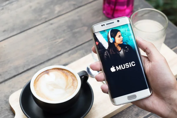 CHIANG MAI, THAILAND - NOV 20, 2015: A man hand holding screen shot of Apple music app showing on samsung galaxy s6 edge. — Stock Photo, Image