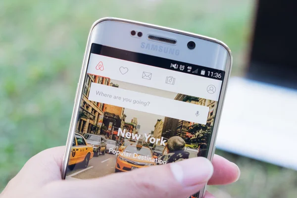 Chiang Mai, Tayland - 21 Kasım 2015: samsung galaxy s6 kenardaki Airbnb ekran görüntüsünü tutan bir adam el. konaklama, arama ve kısa süreli özel kiralama konaklama dünya çapında bir online platform.