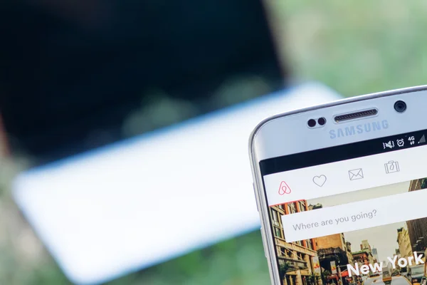 Chiang Mai, Tayland - 21 Kasım 2015: samsung galaxy s6 kenardaki Airbnb ekran görüntüsünü tutan bir adam el. konaklama, arama ve kısa süreli özel kiralama konaklama dünya çapında bir online platform.