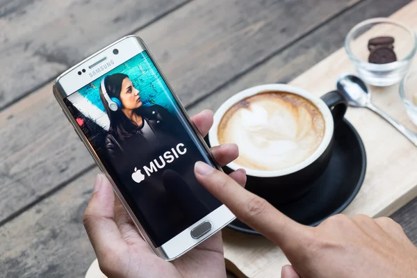 ЧАН-МАЙ, ТАЙЛАНД - 20 ноября 2015 года: мужчина держит скриншот музыкального приложения Apple, показывающего на краю галактики Самсунг s6. Apple Music - бета-версия на Android . — стоковое фото
