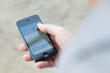 Google müzik çalma ekran görüntüsünü tutan bir adam el