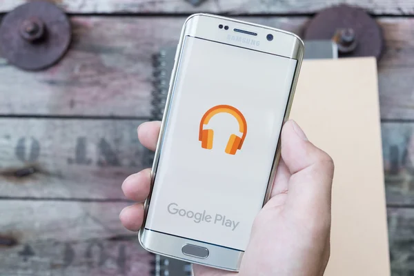 En man hand hålla skärmdump av google spela musik — Stockfoto