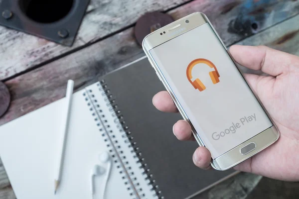 Google müzik çalma ekran görüntüsünü tutan bir adam el — Stok fotoğraf