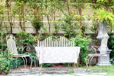 Vintage masa ve sandalyeler bir bahçede ayarla.