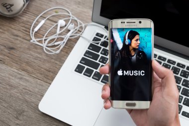 Chiang Mai, Tayland - 1 Aralık 2015: Apple müzik app samsung galaxy s6 kenarında gösterilen ekran görüntüsünü tutan bir adam el