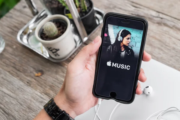 Chiang Mai, Tayland - 4 Aralık 2015: Apple müzik app iphone 6 gösterilen ekran görüntüsünü tutan bir adam el — Stok fotoğraf