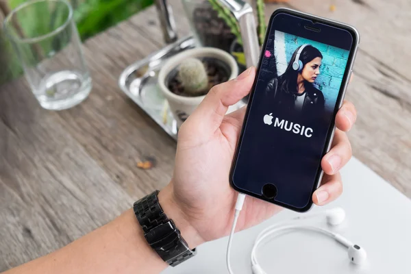 CHIANG MAI,THAILAND - DEC 4, 2015: A man hand holding screen shot of Apple music app showing on iPhone 6 — Stock Photo, Image