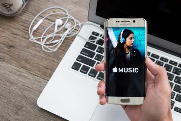 CHIANG MAI, THAILAND - DEC 1, 2015: Seorang pria memegang tangan screen shot dari aplikasi musik Apple yang ditampilkan pada samsung galaxy s6 edge — Stok Foto