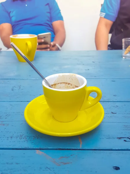 Xícara de café na mesa com pessoas em café — Fotografia de Stock