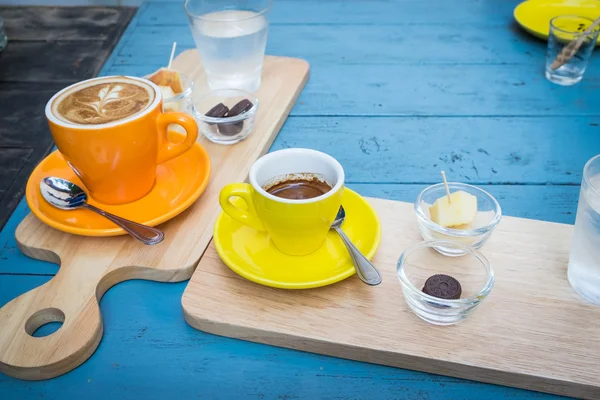 Espresso caldo girato in tazza gialla — Foto Stock