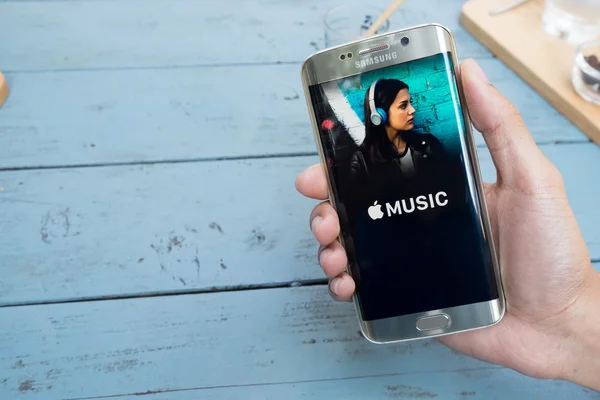 Chiang Mai, Tayland - 6 Ocak 2016: Apple müzik ekran görüntüsünü tutan bir adam el