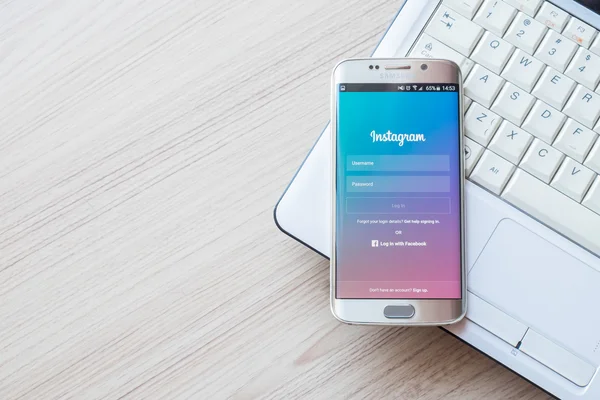 Schermata applicazione Instagram utilizzando samsung galaxy s6 bordo . — Foto Stock