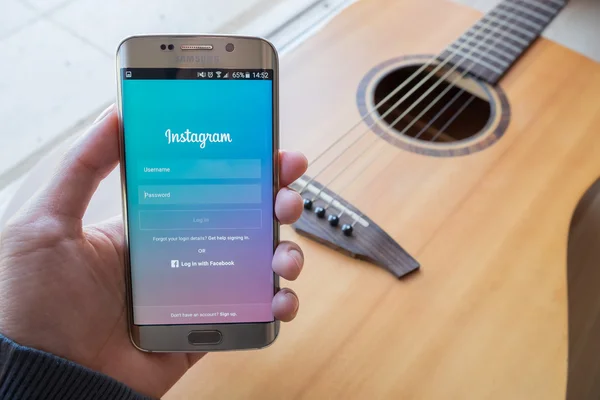 Un homme tenant la main capture d'écran de l'application de musique Apple montrant sur lg g4 . — Photo