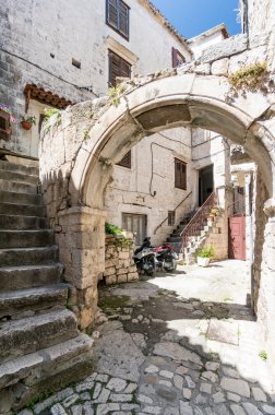 Zakamarek w starym miecie w Trogirze, Chorwacja