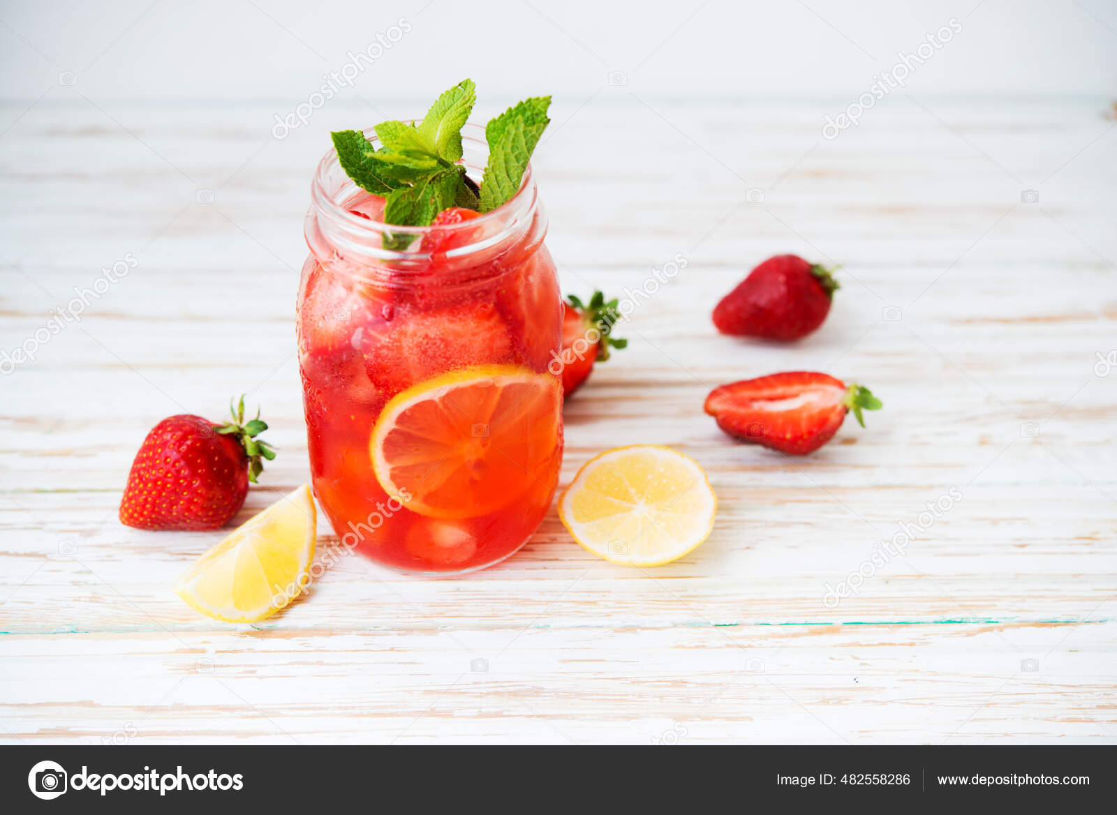 Kalte Sommer Erdbeer Limonade Glas Auf Weissem Hintergrund Selektiver Fokus Stockfotografie Lizenzfreie Fotos C Gekachka 482558286 Depositphotos