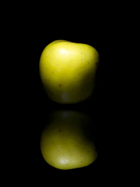 Taze sarı elma altın