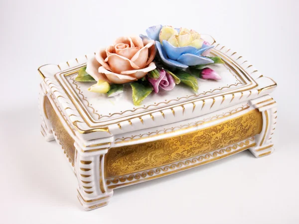 Antika porselen kutu beyaz bir arka plan üzerinde