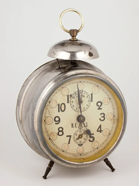 Beyaz arkaplanda alarm saati