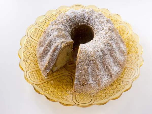 Kek üzerine sarı cam kase