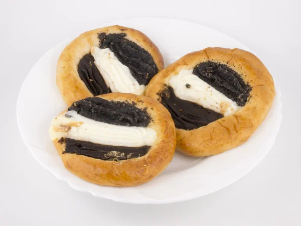 Beyaz porselen tabakta kek