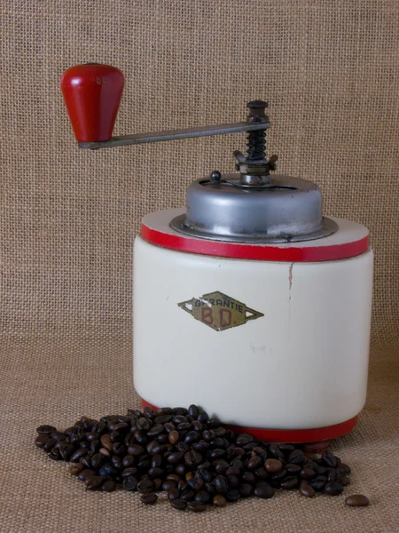Kahve öğütücüsü ve kahve çekirdeği.