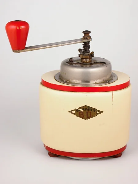 beyaz zemin üzerine Kahve değirmeni