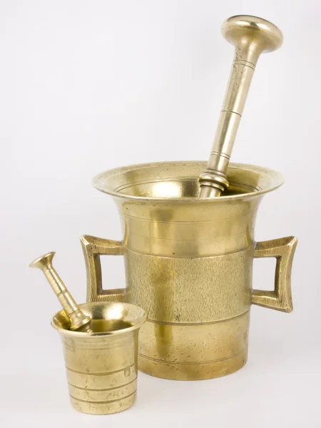 Beyaz bir arka plan üzerinde bronz harçları