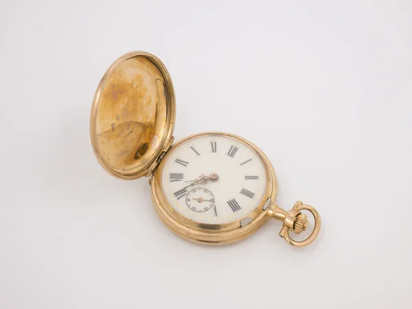 Beyaz bir arka plan üzerinde antik altın saat