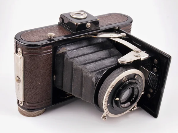 beyaz zemin üzerine antika fotoğraf makinesi