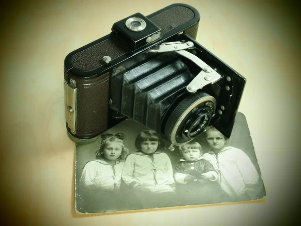 Antik fényképezőgép és a régi fénykép — Stock Fotó