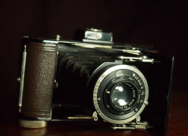 Antik fényképezőgép, egy fából készült asztal — Stock Fotó