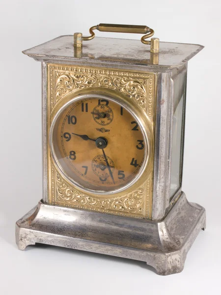 Beyaz bir arka plan üzerinde antika süslü saat