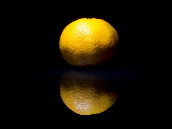 Mandalina siyah cam üzerinde