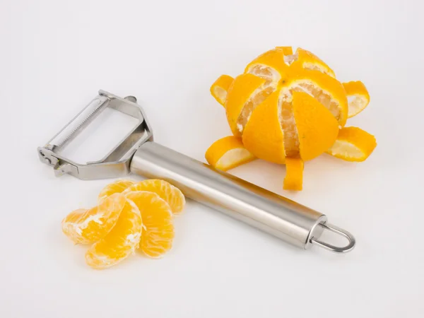 Mandalina beyaz bir arka plan üzerinde kazıyıcı ile