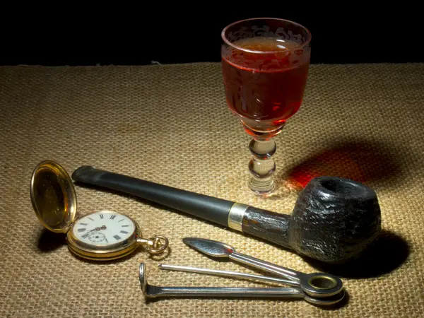 Altın saat ve içki ile boru