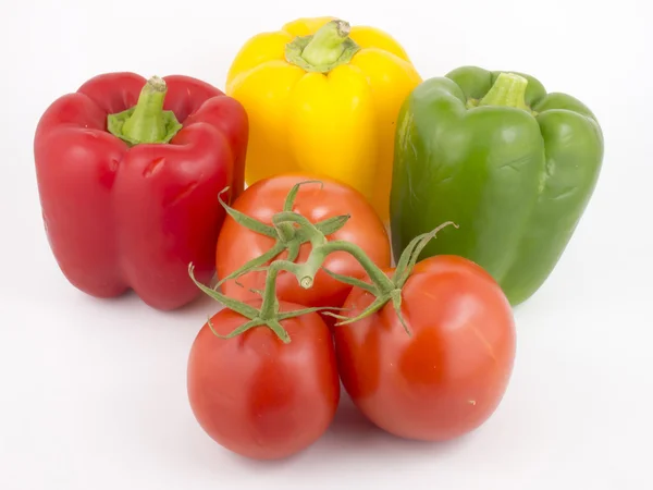 Kırmızı, yeşil ve sarı biber domates ile