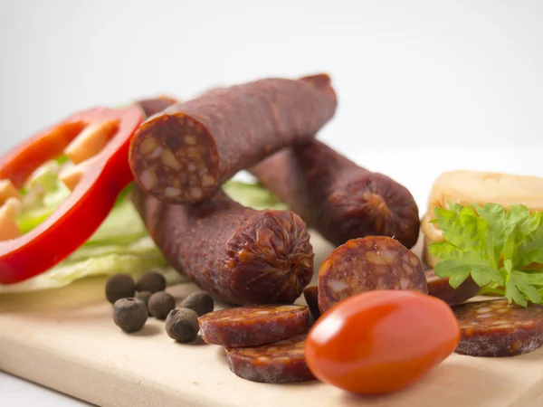 Kırmızı bir arka plan üzerinde tarihsel keman