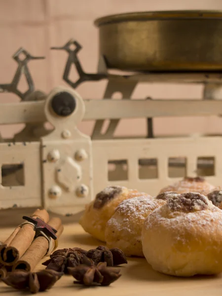 Kırmızı bir arka plan üzerinde tarihsel keman