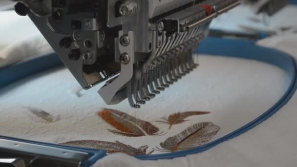 Tailor sewing thread.embroidery on embroidery machine — Stock Video