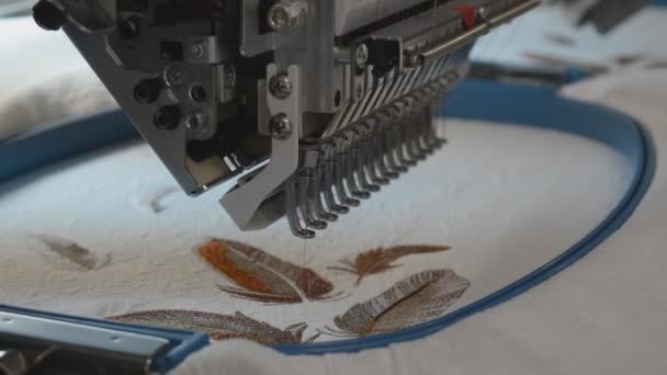 Tailor sewing thread.embroidery on embroidery machine — Stock Video