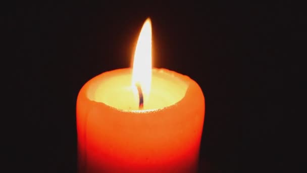 La bougie brûle sur un fond noir - Vidéo 
