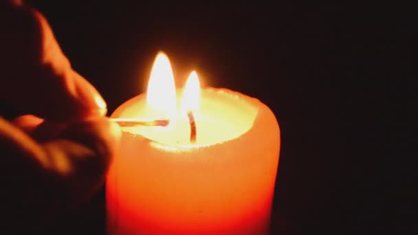 La bougie brûle sur un fond noir - Vidéo 
